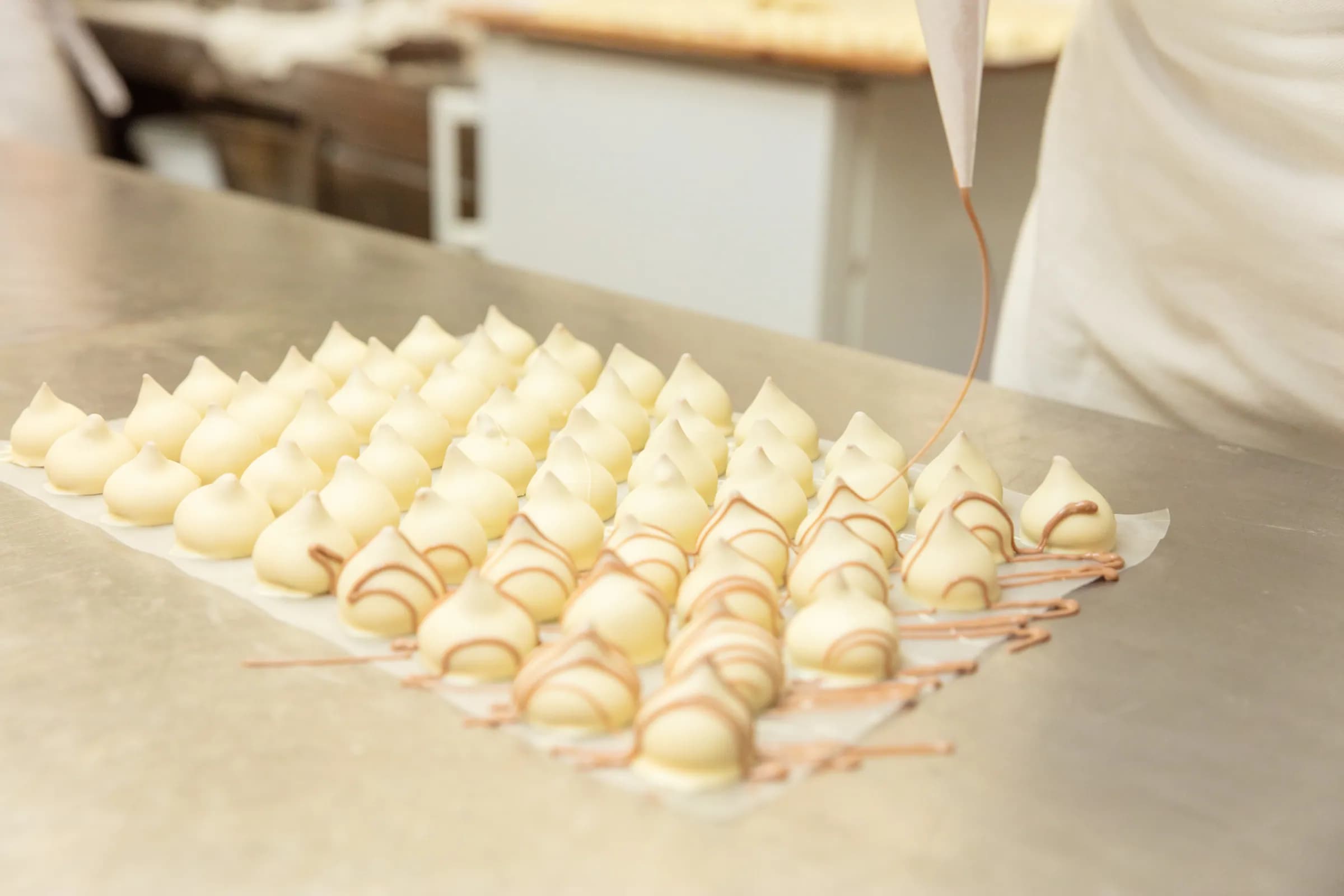 Birne-Helene-Pralinen werden mit dem Cornet und Kuvertüre verziert