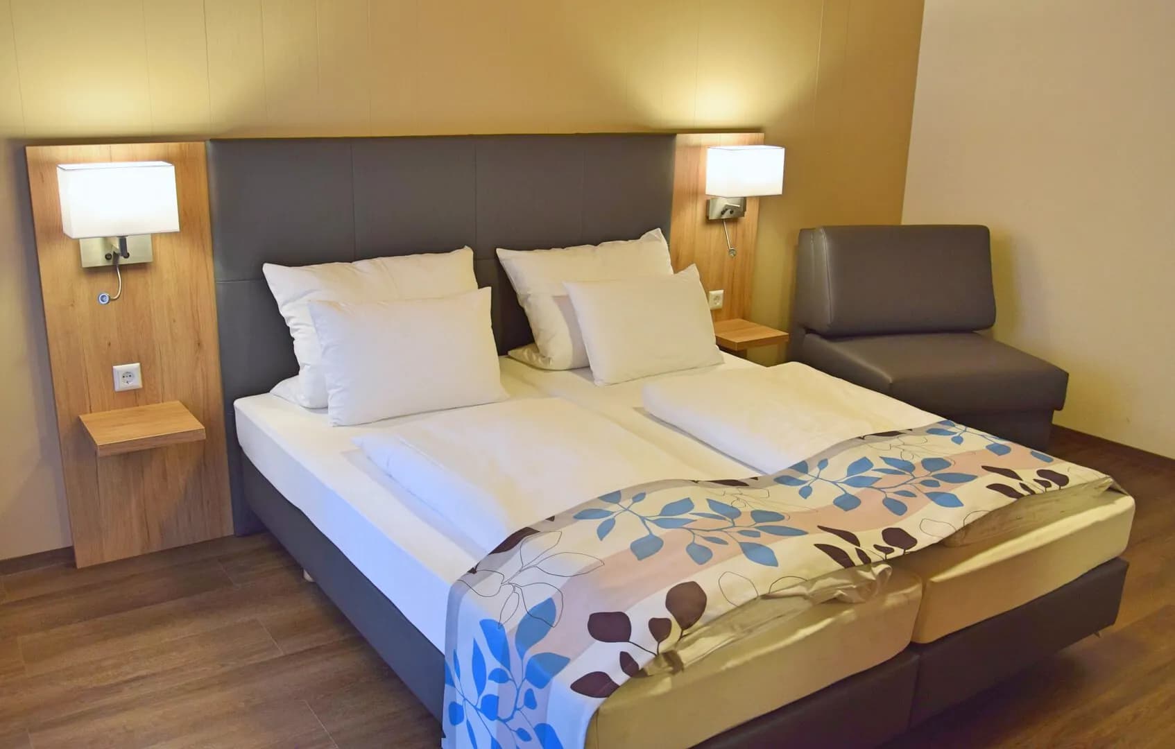 Doppelzimmer mit Balkon: Doppelbett und Sessel