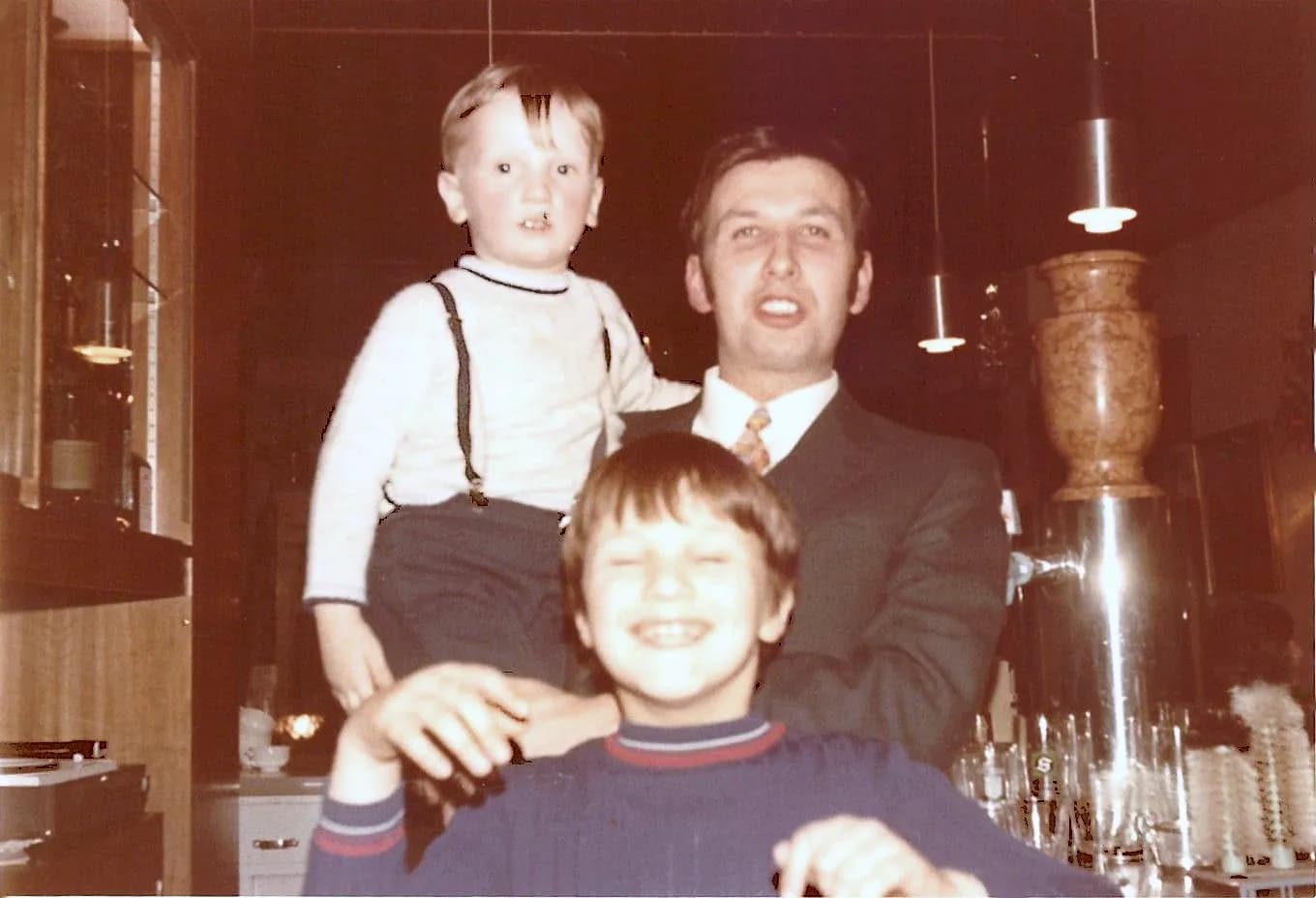 Hans Altreuter im Café mit seinen beiden Kindern