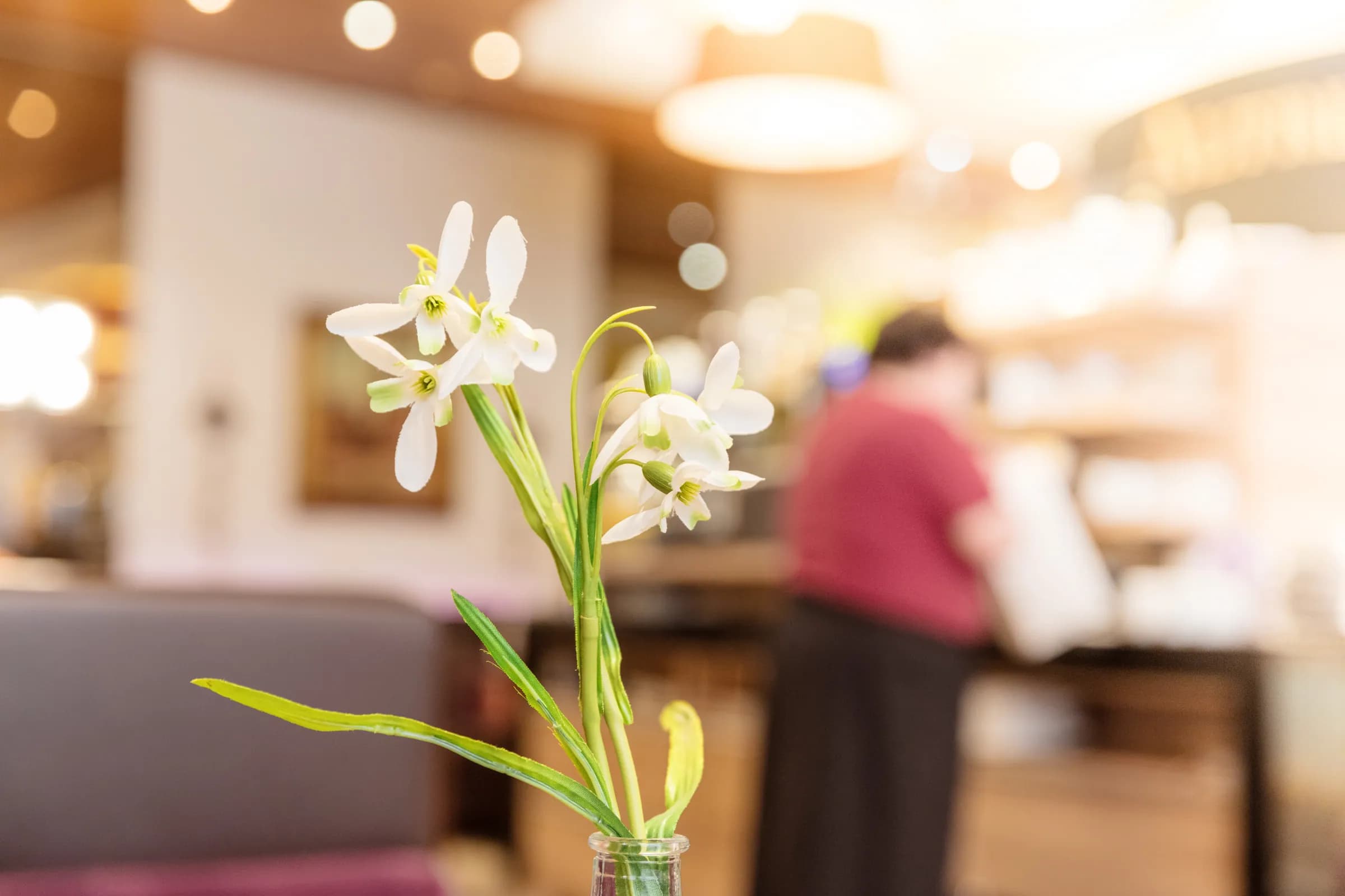 Blumen auf dem Tisch, im Hintergrund die Theke