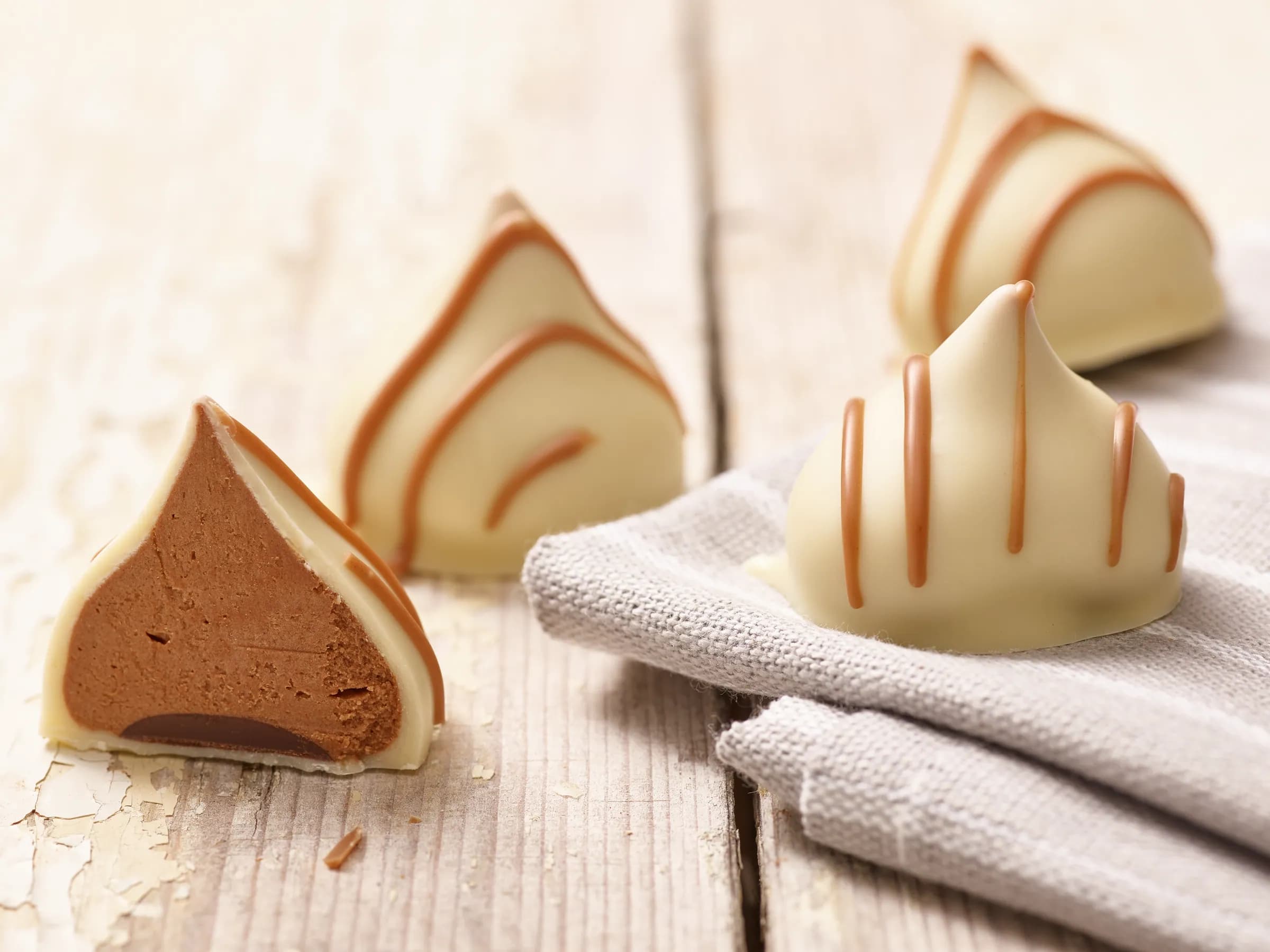 Butterpralinen Birne Helene, eine angeschnitten