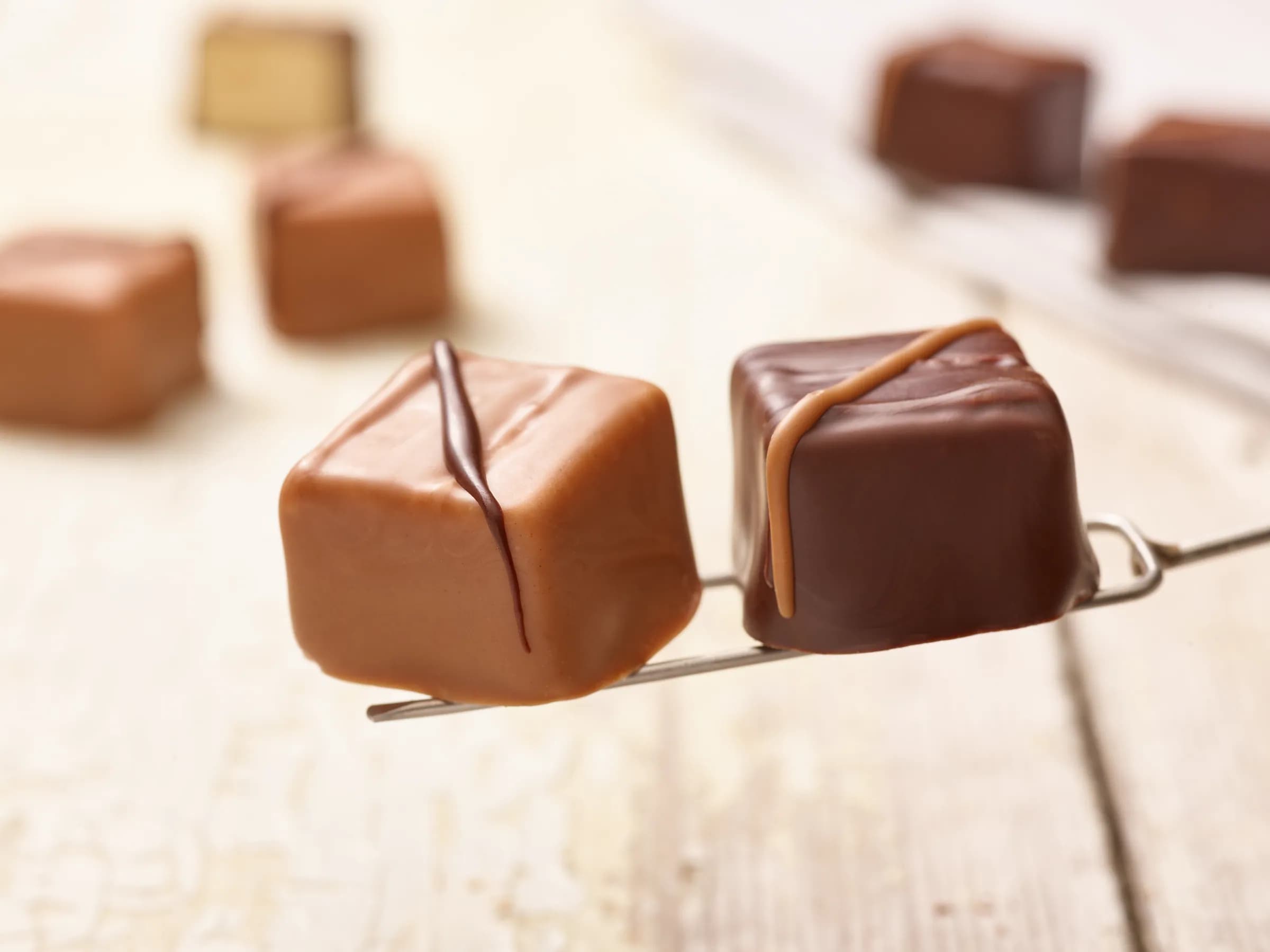 Sahnenougat-Pralinen auf der Pralinengabel