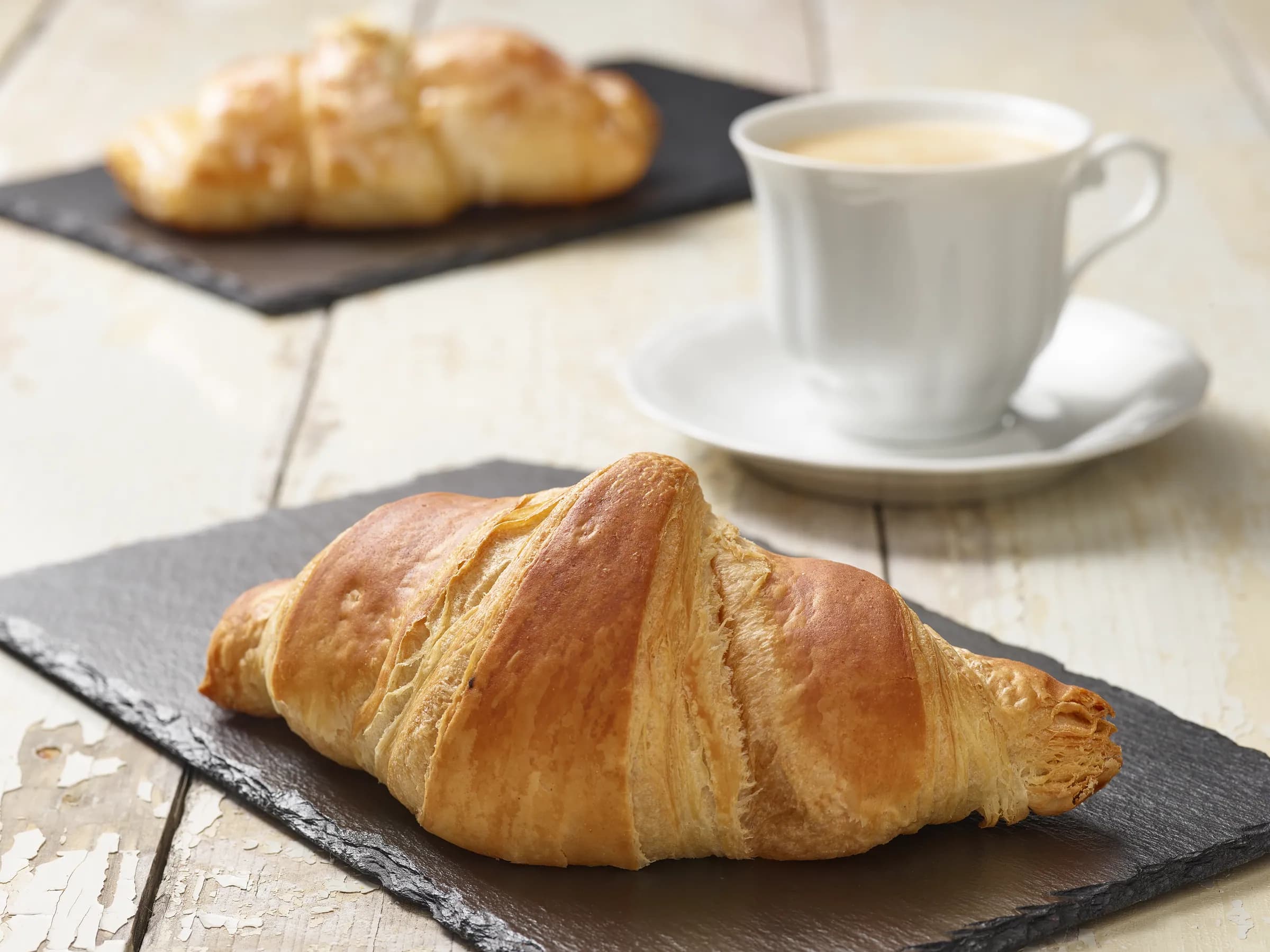 Frühstück mit Croissant und Kaffee (Symbolbild)