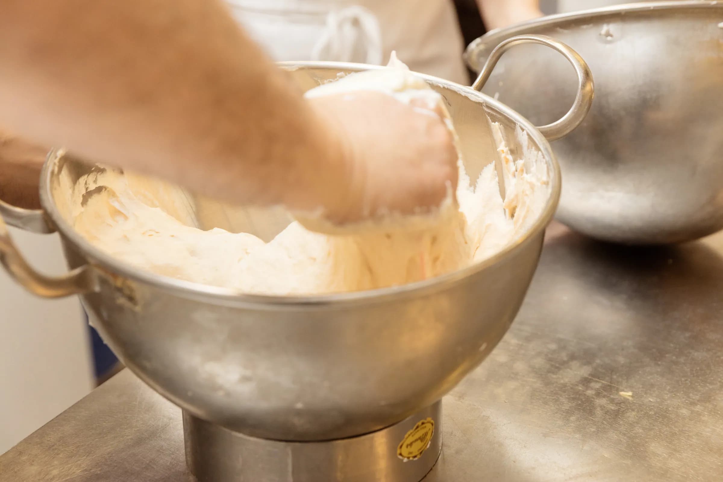 Nussmark wird von Hand unter die Sahne gehoben