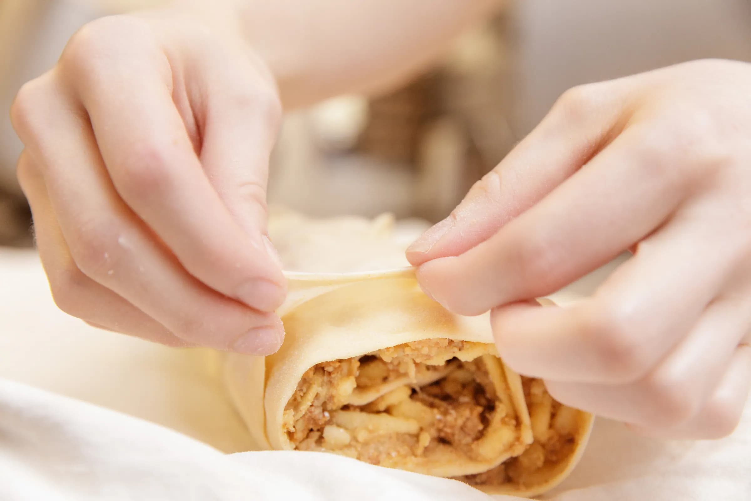 Apfelstrudel wird seitlich geschlossen