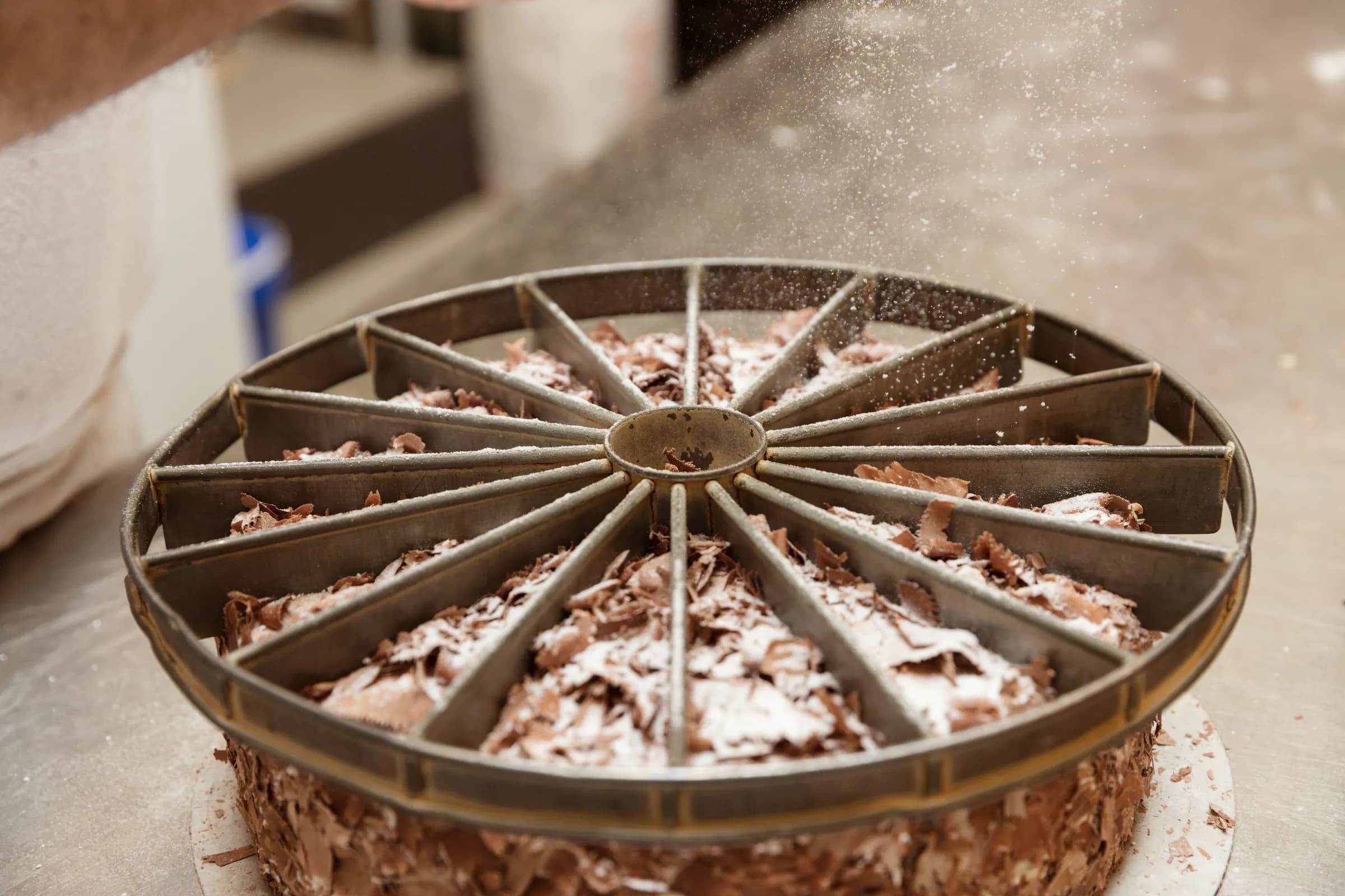 Torteneinteiler auf Puderzucker auf der Schokosahnetorte