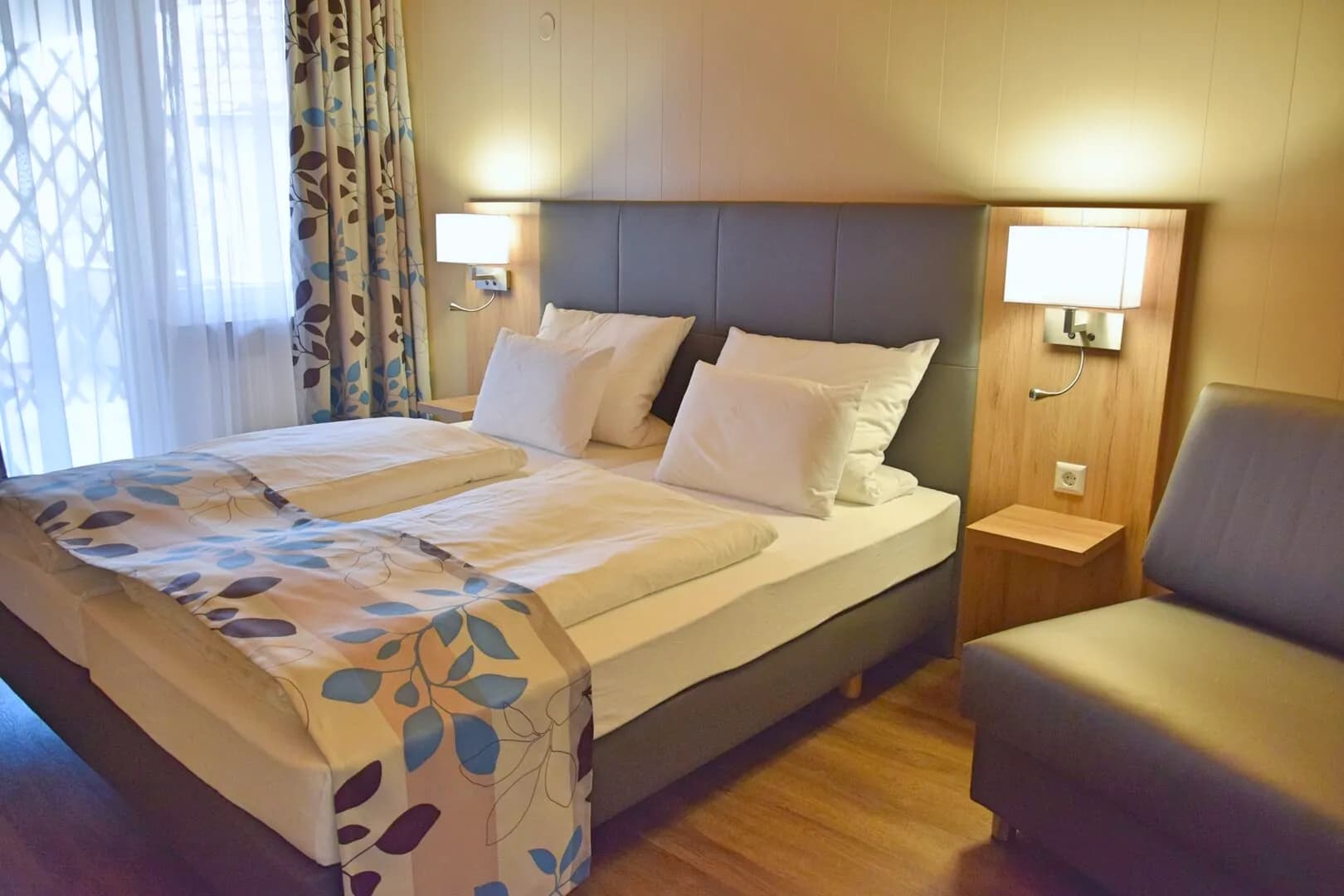 Doppelzimmer mit Balkon: Doppelbett vor der Balkontür