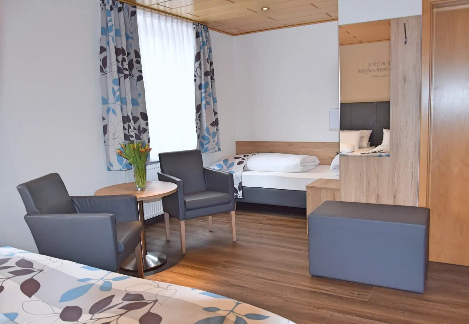 Doppel-Dreibettzimmer: Sitzecke mit zwei Sesseln am Fenster